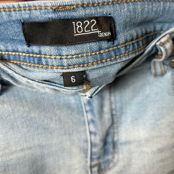 1822 Denim Light wash Distressed Shorts - Picture 4 of 6